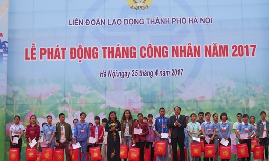 Đại diện LĐLĐ TP.Hà Nội tặng quà cho đoàn viên có hoàn cảnh khó khăn nhân dịp Tháng Công nhân 2017. Ảnh: H.N