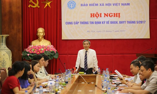 Phó Tổng GĐ BHXH VN Phạm Lương Sơn phát biểu tại buổi họp báo. Ảnh: VL