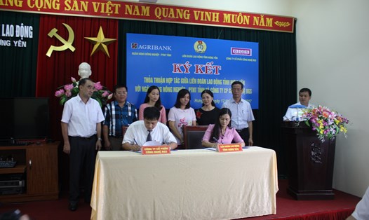 LĐLĐ tỉnh Hưng Yên ký kết thỏa thuận hợp tác với Ngân hàng Nông nghiệp và Phát triển Nông thôn tỉnh Hưng Yên. Ảnh: M.Q