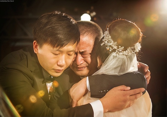 Chùm ảnh bố rơi nước mắt trong lễ cưới con gái lay động hàng triệu trái tim