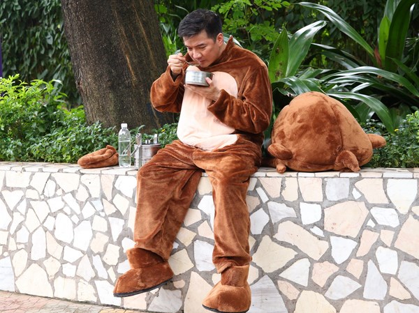 Đàm Vĩnh Hưng mặc hình nộm, ngồi ăn cơm vỉa hè