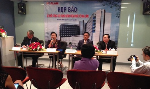 Ban GĐ Bệnh viện quốc tế Hoa Lâm trả lời phỏng vấn của báo chí