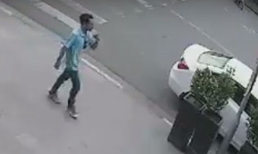Camera an ninh ghi lại hình ảnh kẻ trộm xe. Ảnh: CTV.