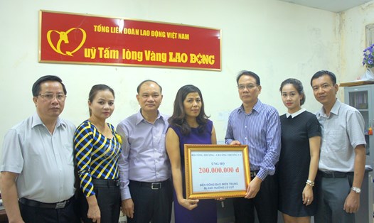Đại diện CĐ Công Thương Việt Nam trao tiền hỗ trợ đồng bào bị bão lũ tại Quỹ XHTT Tấm Lòng Vàng