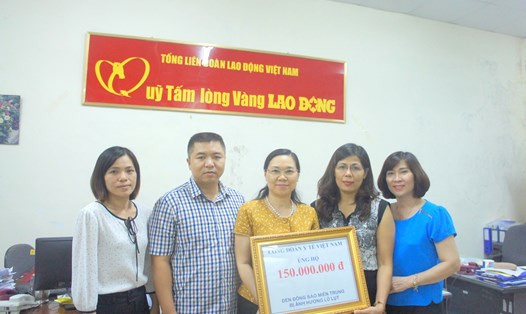Bà Trần Thị Bích Hằng - Chủ tịch Công đoàn Y tế Việt Nam trao tiền ủng hộ giúp đỡ đồng bào miền Trung