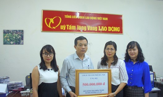 Ông Vũ Kim Sơn - Phó Chủ tịch thường trực LĐLĐ TP. Hà Nội trao tiền hỗ trợ tới Quỹ XHTT Tấm Lòng Vàng