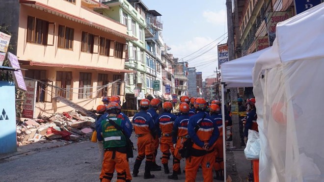 Các đoàn cứu hộ rất khẩn trương tháo dỡ những ngôi nhà sập, khắc phục hậu quả