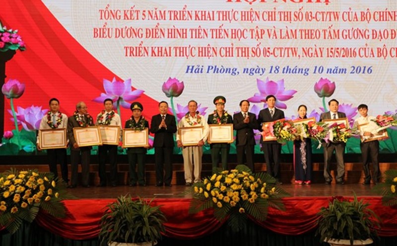 Phó trưởng ban Tuyên giáo T.Ư tặng bằng khen của Thủ tướng CP cho các cá nhân xuất sắc