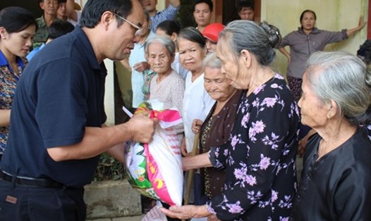 Ông Nguyễn Văn Ngàng - Phó Chủ tịch Tổng LĐLĐVN trao quà cứu trợ từ Quỹ TLV Lao Động cho bà con xã Gia Phố
