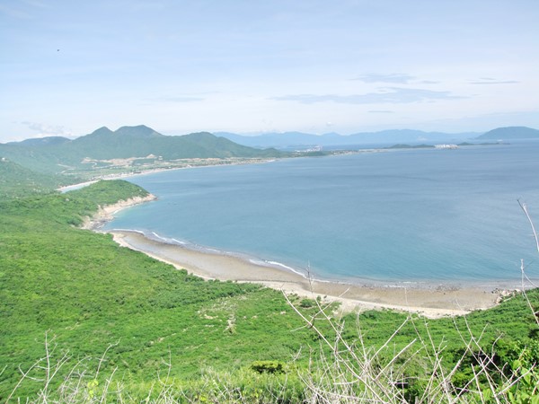 Bãi biển dưới chân núi Hòn Hèo (Ninh Vân, Khánh Hòa)- điểm tập kết của đoàn tàu không số năm xưa.ảnh Thanh Thúy