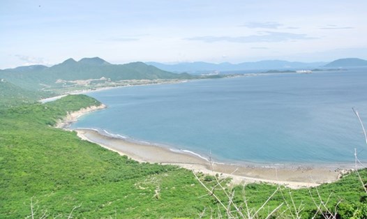 Bãi biển dưới chân núi Hòn Hèo (Ninh Vân, Khánh Hòa)- điểm tập kết của đoàn tàu không số năm xưa.ảnh Thanh Thúy