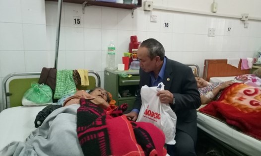 Chủ tịch LĐLĐ tnhr Khánh Hòa Nguyễn Hòa thăm và tặng quà Tết cho bệnh nhân
