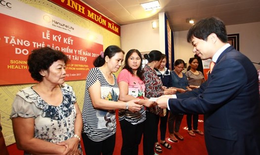Đại diện Hanwha Life Việt Nam trao tặng thẻ BHYT cho người dân có hoàn cảnh khó khăn tại TP.HCM.