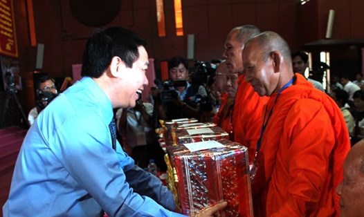 Phó Thủ tướng Chính phủ Vương Đình Huệ tặng quà cho các đại biểu tiêu biểu