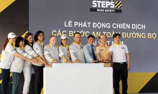 Ngôi sao Dương Tử Quỳnh và các đại biểu, đơn vị khởi xướng cùng khởi động chiến dịch SAFE STEPS.