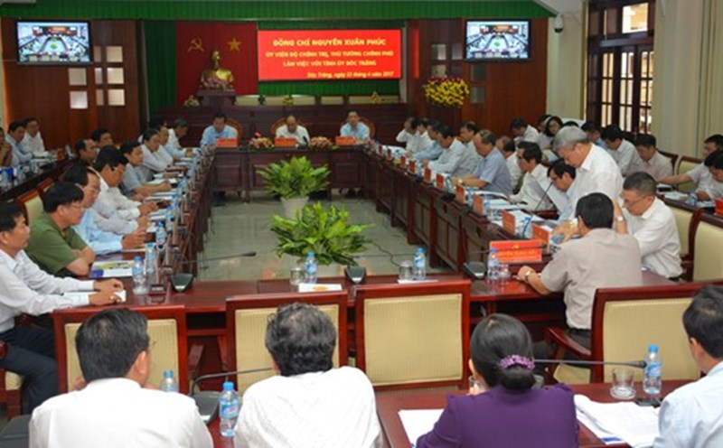 Thủ tướng Nguyễn Xuân Phúc làm việc tại Sóc Trăng sáng 23.4. Ảnh: N.H