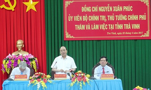 Thủ tướng Nguyễn Xuân Phúc phát biểu chỉ đạo tại buổi làm việc với tỉnh Trà Vinh. (Ảnh: TR.L)