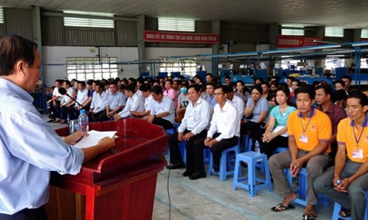 Phó Chủ tịch LĐLĐ tỉnh Bạc Liêu Nguyễn Văn Khanh ôn lại truyền thống của tổ chức Công đoàn. (Ảnh: N.H)