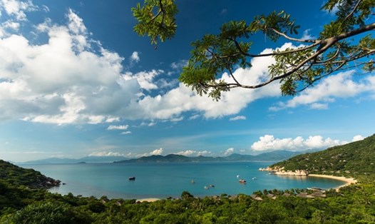 Vịnh biển Nha Trang - Nhìn từ đỉnh Hòn Hèo. Ảnh: T.L
