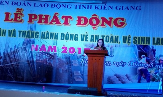 Chủ tịch LĐLĐ tỉnh Kiên Giang – Bà Trần Thị Ái Nhân phát động tháng công nhân 2017. Ảnh: H.T
