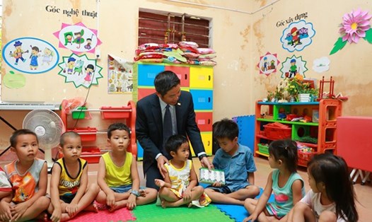 Đại diện Chubb Life Việt Nam đến thăm và tặng quà cho các em nhỏ tại trường Mầm non Duy Ninh, tỉnh Quảng Bình.