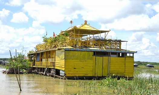 Chùa Vàng nằm giữa khu nhà nổi của người Việt trên Biển Hồ.