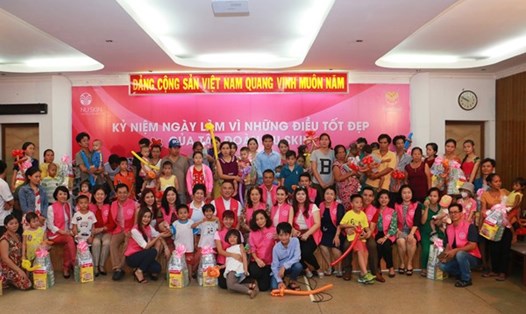 Ban lãnh đạo, nhân viên và nhà phân phối Nu Skin Việt Nam đến thăm và tặng 100 phần quà cho trẻ em tại Bệnh viện Nhi Đồng 2. Ảnh: K.H