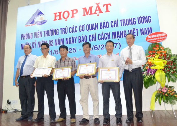 PV Báo Lao Động, một trong 4 phóng viên thường trú, được tỉnh An Giang tặng Bằng khen UBND tỉnh An Giang. Ảnh: T.S
