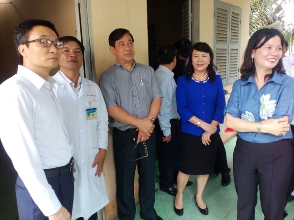 Phó Thủ tướng Vũ Đức Đam kiểm tra công tác chuẩn bị kỳ thi THPT ở Trà Vinh. Ảnh: Tr.L