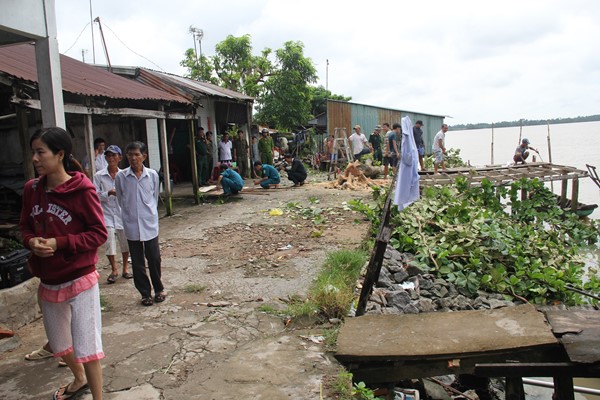 Một số hình ảnh về các vết nứt sạt lở đe dọa người dân. Ảnh: T.K