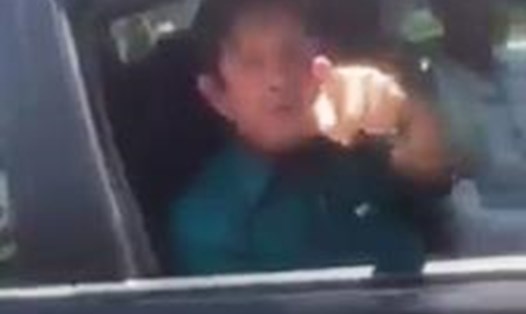 Người đàn ông ngồi trên ô tô liên tục chửi bới, nhục mạ lực lượng CSGT (ảnh cắt ra từ clip)