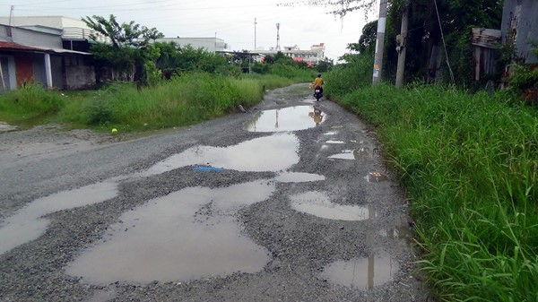 Đường chính dẫn vào Khu dân cư dành cho người thu nhập thấp do Cty Thiên Long đầu tư. Ảnh: NH