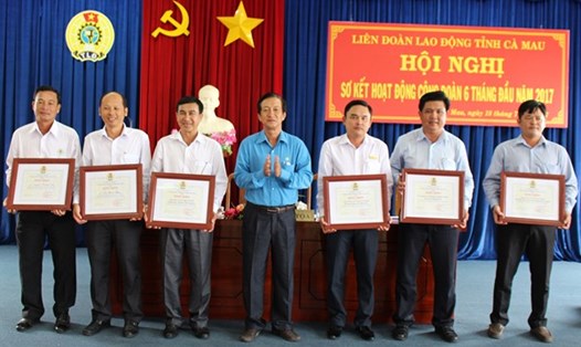 Chủ tịch LĐLĐ tỉnh Cà Mau Châu Thành Tôn trao bằng khen cho tập thể có thành tích xuất sắc trong Tháng Công nhân 2017.