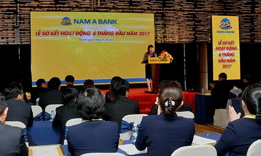 Bà Lương Thị Cẩm Tú – Tổng Giám đốc Nam A Bank phát biểu tại buổi lễ sơ kết 6 tháng đầu năm 2017. Ảnh: K.H