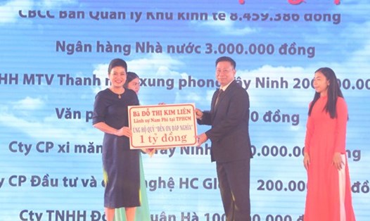 Bà Đỗ Thị Kim Liên, Lãnh sự Nam Phi tại TP Hồ Chí Minh trao biểu trưng ủng hộ cho Quỹ Đền ơn đáp nghĩa tỉnh Tây Ninh - Ảnh Xuân Lâm