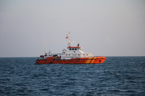  Tàu SAR 272 cứu nạn trên biển - Ảnh L.N 