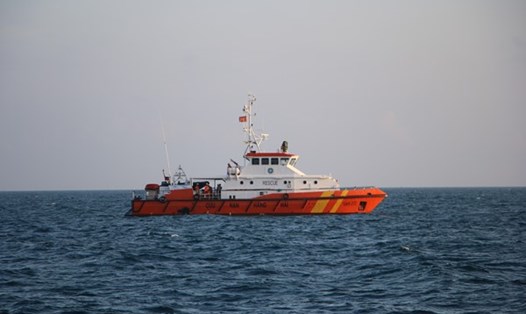  Tàu SAR 272 cứu nạn trên biển - Ảnh L.N 