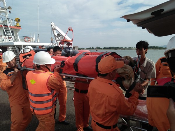 Đưa thuyền viên gặp nạn vào bờ - ảnh L.N