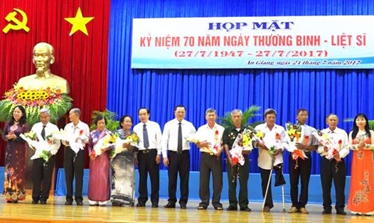 Lãnh đạo tỉnh An Giang tặng quà cho đại diện gia đình chính sách.