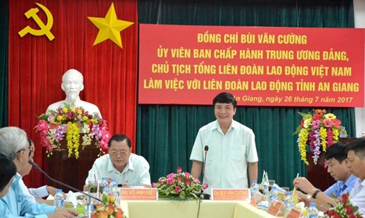 Đồng chí Bùi Văn Cường - UV Trung ương Đảng, Chủ tịch Tổng LĐLĐ VN - làm việc với LĐLĐ An Giang. 