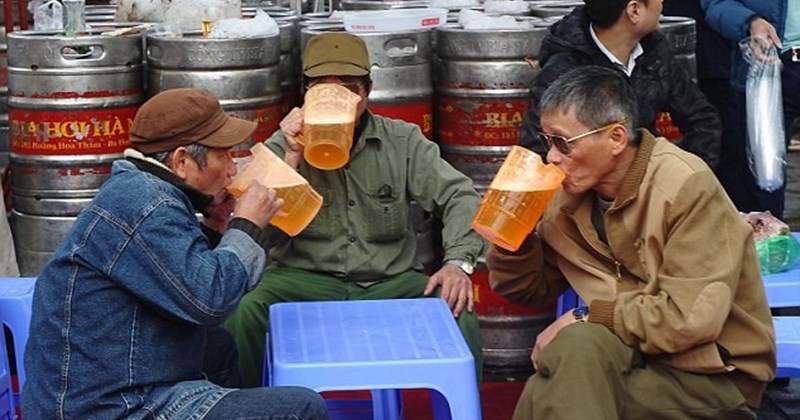 Lang thang uống bia vỉa hè