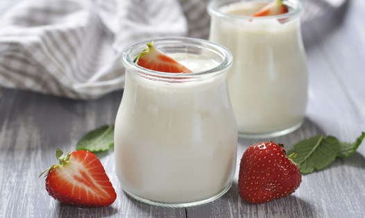 Uống sữa chua không đúng cách có thể gây hại cho sức khỏe. Ảnh: Raw Corporate Health