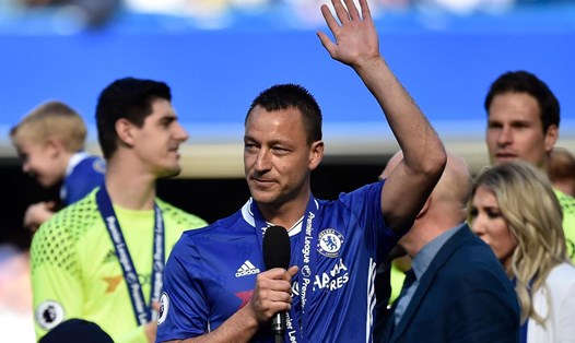 John Terry phát biểu trước đám đông trên sân Stamford Bridge. Ảnh: premierleague.com