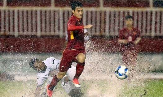 U22 Việt Nam phải thi đấu trong điều kiện mặt sân ngập nước. Ảnh: Đ.Đ