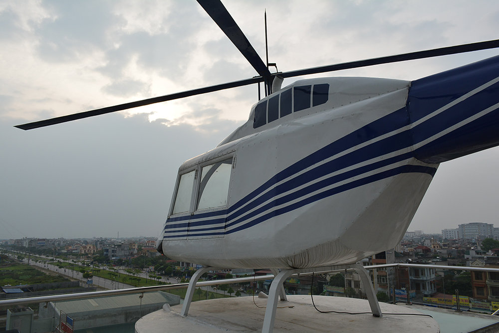 Mô hình trực thăng như thật trên nóc biệt thự 600 m2  Ảnh amp Video