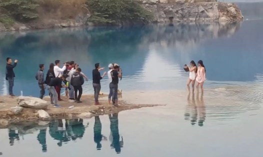 Êkíp thực hiện bộ ảnh tại hồ (Ảnh chụp từ clip - Vietnamnet)