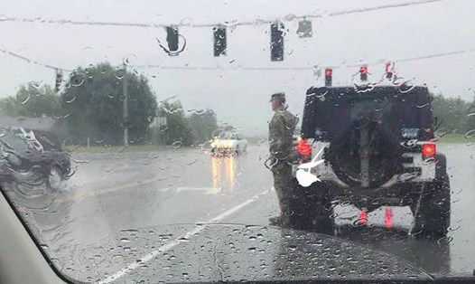 Bức ảnh người lính chào đám tang trong mưa gây xúc động mạnh. (Ảnh: Erin Hester)