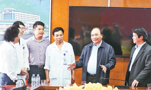 Thủ tướng Nguyễn Xuân Phúc nói chuyện với cán bộ, bác sĩ Bệnh viện Đa khoa tỉnh Phú Thọ. Ảnh TTXVN