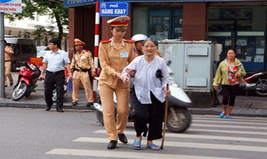 Những hành vi ứng xử đẹp của công chức viên chức sẽ luôn được người dân ghi nhận (Ảnh theo www.vietnamtourism.com)