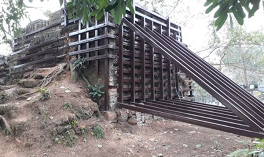 Cổng thành cổ Sơn Tây bị “nhốt” vào lồng sắt (chụp ngày 4.1).Ảnh: ĐỨC VÂN